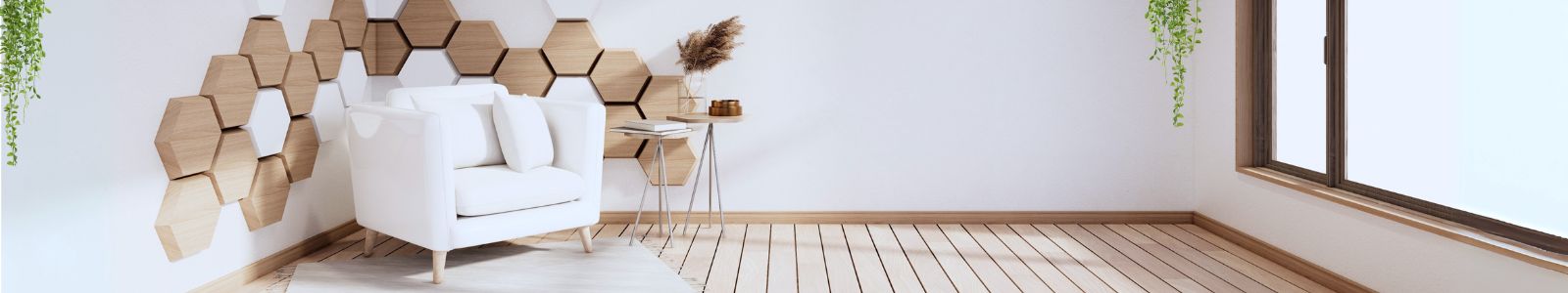 Heller, stilvoll eingerichteter Raum mit weißem Sessel, Holzdetails und viel Tageslicht – Wohlfühlatmosphäre beim Lieblingsakustiker Wiesbaden.